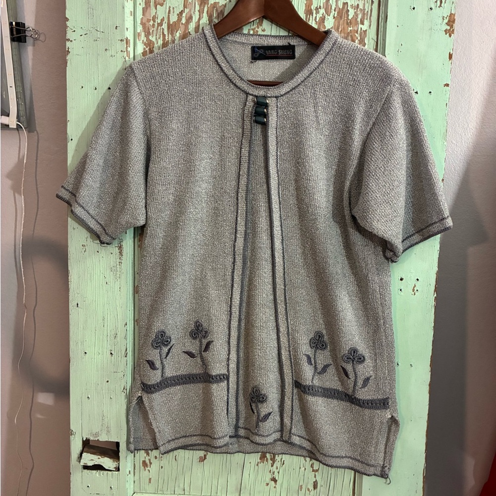 Women’s Vang Sheng grey floral print open cardigan with top button closure